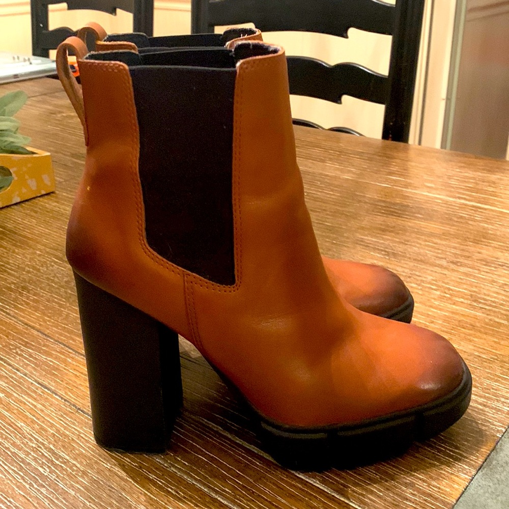 Ladies Steve Madden ankle booties size 7.5 mint condition! Brown leather